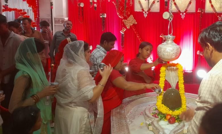 सावन के अंतिम सोमवार पर झण्डेवाला देवी मंदिर में शिव आराधना, श्रद्धालुओं ने किया रुद्राभिषेक