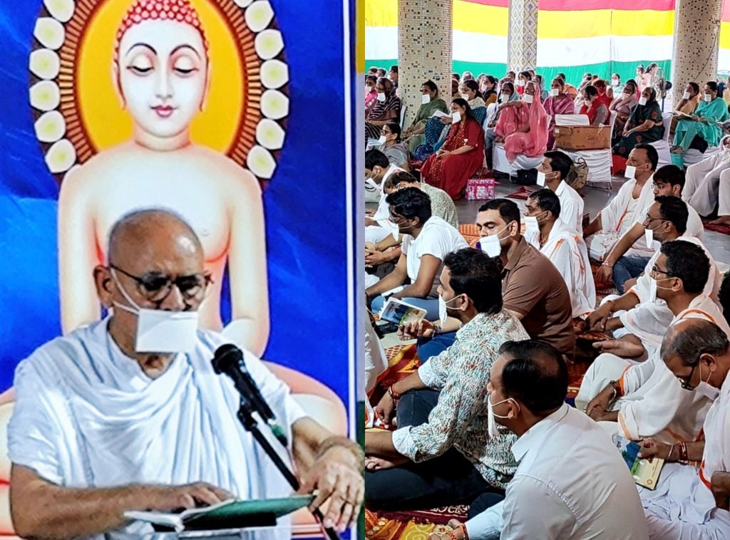 Muni Maharaj Upendra addressing the huge gathering present