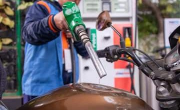 Photo of Petrol-Diesel Price: महंगाई से थोड़ी राहत, एक्साइज ड्यूटी कम होने से देशभर में पेट्रोल-डीजल हुआ सस्ता