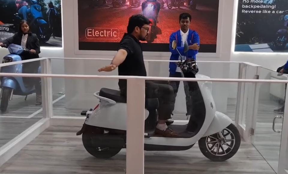 Photo of AUTO EXPO 2023: एक अनोखा, बिना स्टैंड का स्कूटर