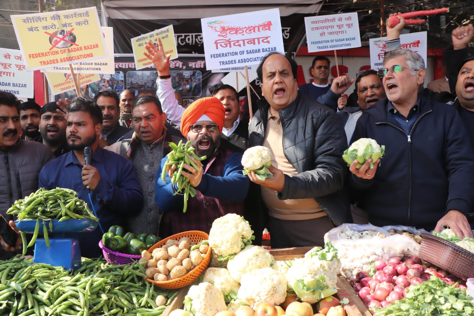 Photo of सदर बाजार के व्यापरियों को आखिर क्यूं बेचनी पड़ी दाल-सब्जियां