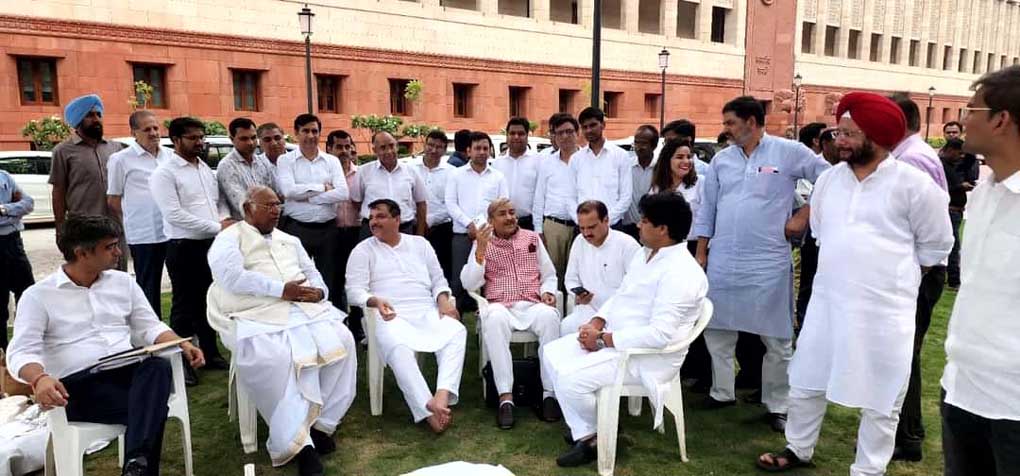 Photo of सस्पेंड किए जाने के बाद से संसद परिसर में धरने पर बैठे सांसद संजय सिंह के साथ कई विपक्षी नेता