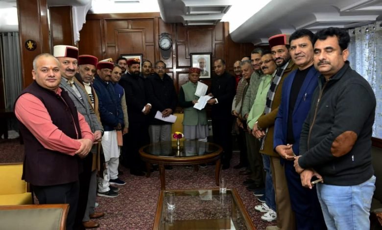 Himachal Pradesh में राजनीतिक उथल-पुथल: विधायकों को सदन से बाहर किया गया, सरकार पर बढ़ा दबाव