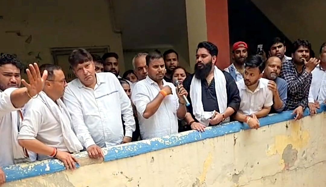 Water Crisis: संगम विहार में पानी के लिए हाहाकार, मटके फोड़े, प्रेम चौहान ने उठाई आवाज़