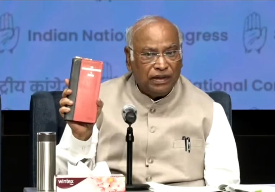 संविधान रचयिताओं का किया अपमान, अब कर रहे हैं संविधान बचाओ की बात: खड़गे