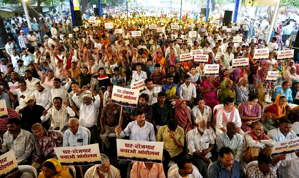 अरविंद केजरीवाल ने दी चुनौती: झुग्गी तोड़ी तो 40 लाख लोग सड़क पर उतरेंगे