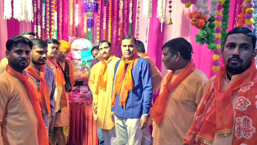 Ganesh Chaturthi: विघ्नहर्ता गणपति के स्वागत में संगम विहार में निकली शोभायात्रा और मूर्ति स्थापना