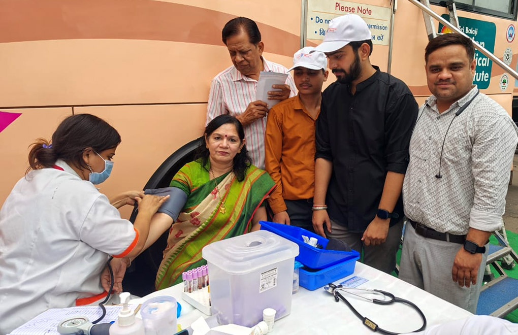 Health Check-Up Camp: आयुष्मान भारत औषधि केन्द्र और श्री बालाजी एक्शन हॉस्पिटल ने मिलकर लगाया निःशुल्क स्वास्थ्य शिविर
