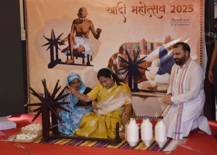 वोकल फॉर लोकल के तहत दिल्ली में खादी महोत्सव का शुभारंभ
