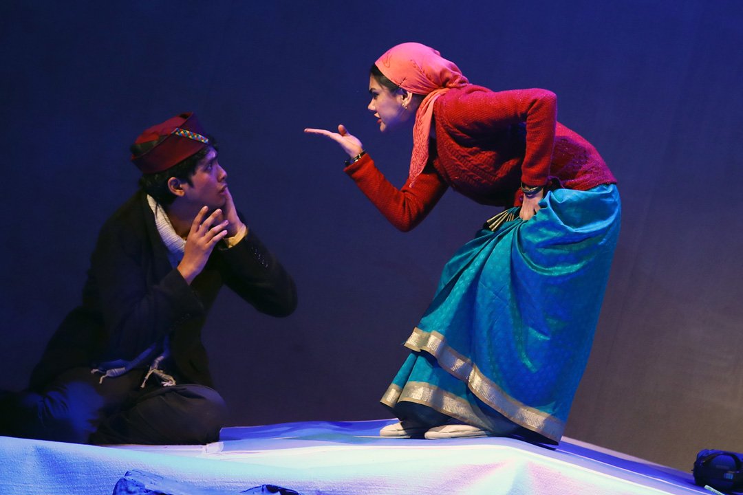 नाटक ‘लव एंड लाइज़ (स्टक)’ ने आधुनिक रिश्तों के सच और धोखे को दिया सशक्त मंच