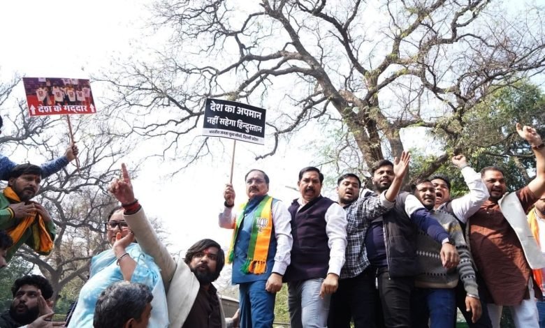 भारत मंडपम AI समिट विवाद: दिल्ली बीजेपी का राहुल गांधी के आवास के बाहर प्रदर्शन