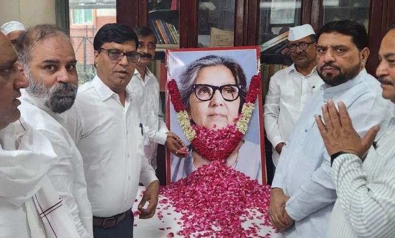भारत छोड़ो आंदोलन की नायिका अरुणा आसफ अली को दिल्ली कांग्रेस का नमन भारत छोड़ो आंदोलन की नायिका अरुणा आसफ अली को दिल्ली कांग्रेस का नमन