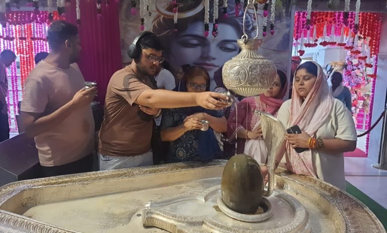 Sawan 2026: गुरु पूर्णिमा और श्रावण मास के प्रथम दिन झंडेवाला देवी मंदिर में उमड़ी आस्था