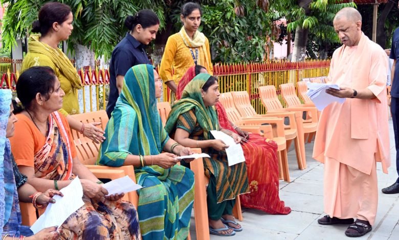 गोरखपुर में CM योगी का जनता दर्शन, करीब 200 लोगों की सुनी समस्याएं; बोले- हर शिकायत का होगा प्रभावी निस्तारण
