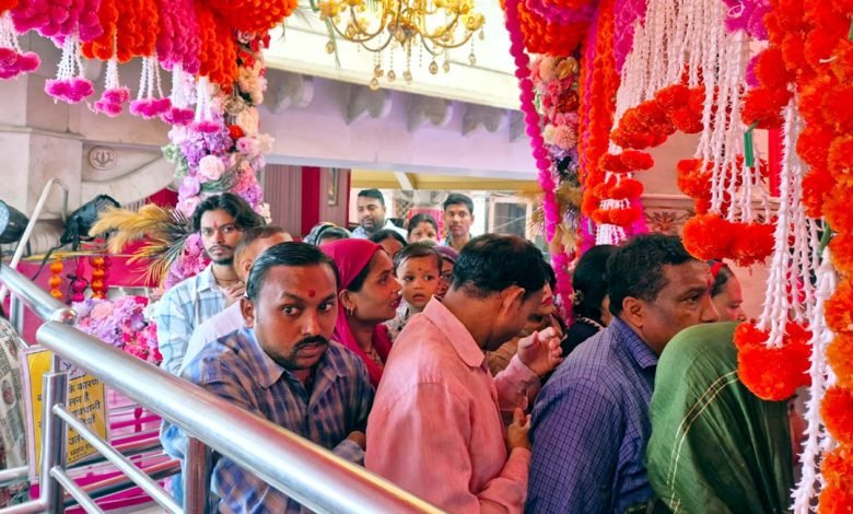 सावन के दूसरे सोमवार को झण्डेवाला देवी मंदिर में उमड़ा आस्था का सैलाब, 45 हजार श्रद्धालुओं ने किया जलाभिषेक