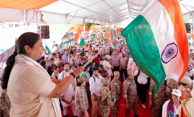 कनॉट प्लेस में गूंजा देशभक्ति का संदेश, CM रेखा गुप्ता ने दिखाई ‘तिरंगा यात्रा’ को हरी झंडी