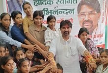 एटा के निधौली कलां में भाई-बहन मिलन समारोह, राखी बंधवाते भावुक हुए लोधी राकेश राजपूत