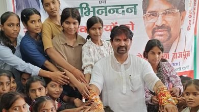 एटा के निधौली कलां में भाई-बहन मिलन समारोह, राखी बंधवाते भावुक हुए लोधी राकेश राजपूत