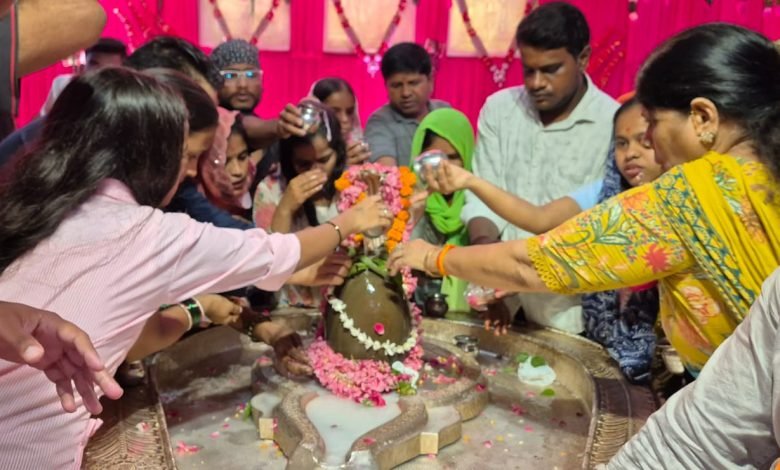 सावन के तीसरे सोमवार पर झण्डेवाला देवी मंदिर में गूंजे हर-हर महादेव के जयकारे