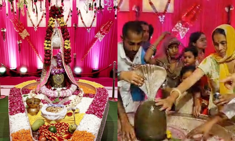 भोलेनाथ की भक्ति में सराबोर हुआ झंडेवाला देवी मंदिर, सावन के पहले सोमवार पर उमड़े श्रद्धालु भोलेनाथ की भक्ति में सराबोर हुआ झंडेवाला देवी मंदिर, सावन के पहले सोमवार पर उमड़े श्रद्धालु