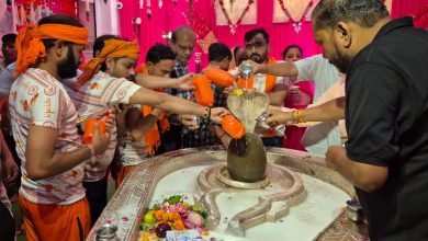 Sawan Shivratri 2026: झण्डेवाला देवी मंदिर में गूंजे हर-हर महादेव के जयकारे, कांवड़ियों के जल से हुआ अभिषेक