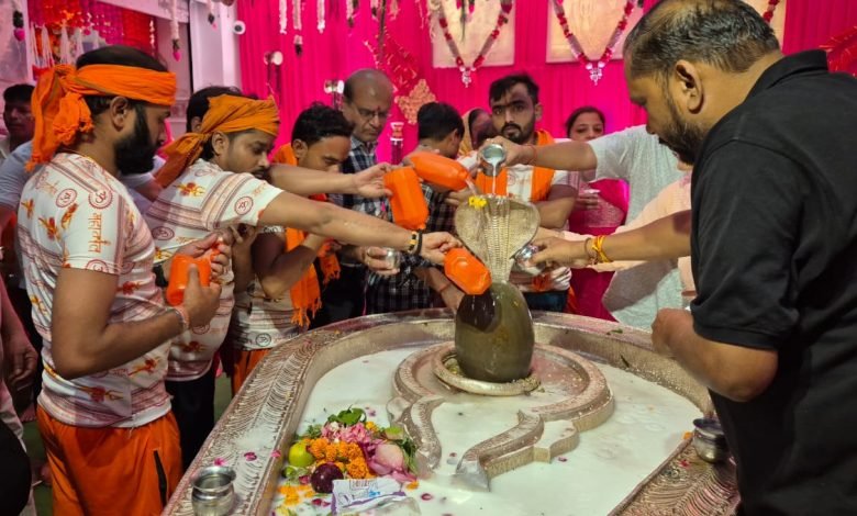 Sawan Shivratri 2026: झण्डेवाला देवी मंदिर में गूंजे हर-हर महादेव के जयकारे, कांवड़ियों के जल से हुआ अभिषेक