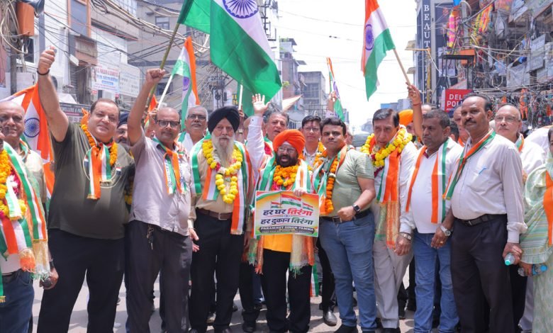 सदर बाजार में गूंजा देशभक्ति का जोश, व्यापारियों ने निकाला भव्य तिरंगा मार्च