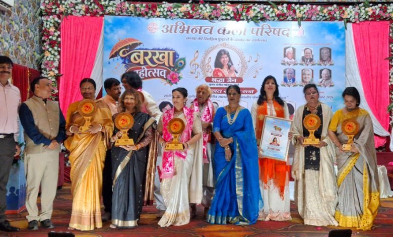बरखा महोत्सव में गूंजे गजलों के सुर, श्रद्धा जैन की प्रस्तुति ने जीता कला प्रेमियों का दिल