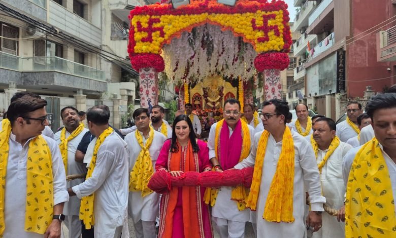 झंडेवाला मंदिर की शोभायात्रा से भक्तिमय हुआ पटेल नगर, 500 सेवादारों ने संभाली व्यवस्था