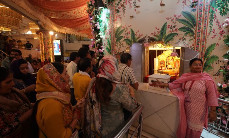 Sharadiya Navratri 2026: शारदीय नवरात्र के पांचवें दिन झण्डेवाला देवी मंदिर में माँ स्कन्दमाता की पूजा-अर्चना
