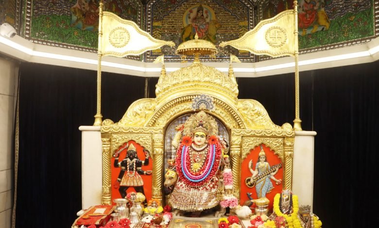 झंडेवाला देवी मंदिर में मां कालरात्रि की पूजा-अर्चना, प्रतिदिन एक लाख श्रद्धालु कर रहे दर्शन