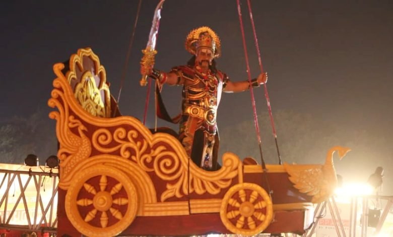 लाल किला मैदान में 200 फीट की ऊंचाई पर जटायु-रावण युद्ध, रोमांचित हुए हजारों रामभक्त लाल किला मैदान में 200 फीट की ऊंचाई पर जटायु-रावण युद्ध, रोमांचित हुए हजारों रामभक्त