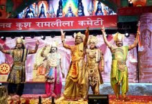 लालकिला मैदान की लव कुश रामलीला में राम वनगमन और निषाद राज से भेंट का भावपूर्ण मंचन