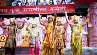 लालकिला मैदान की लव कुश रामलीला में राम वनगमन और निषाद राज से भेंट का भावपूर्ण मंचन