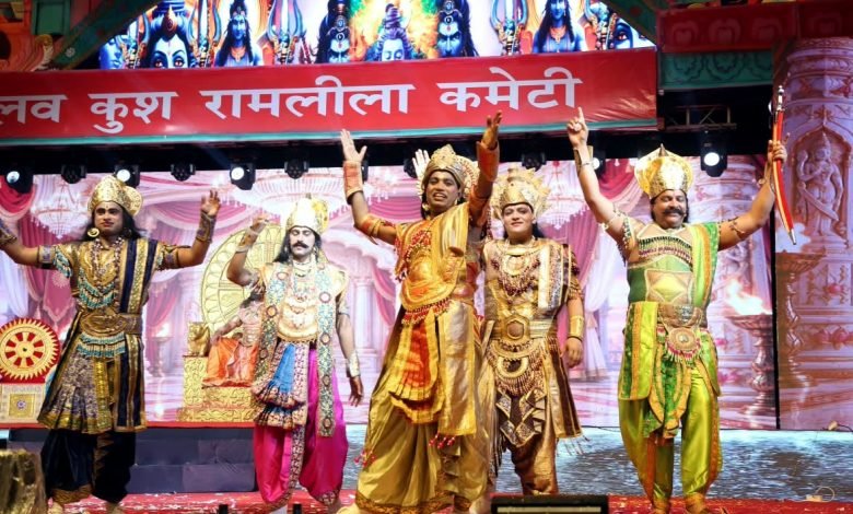 लालकिला मैदान की लव कुश रामलीला में राम वनगमन और निषाद राज से भेंट का भावपूर्ण मंचन