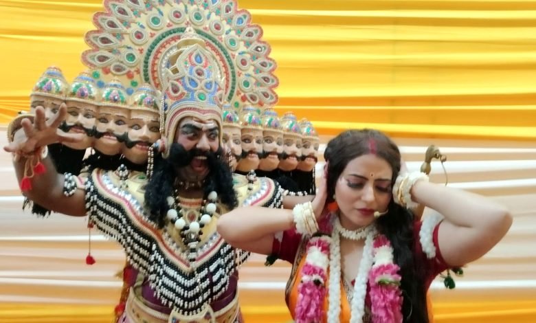 अशोक विहार रामलीला में सीता हरण और शबरी-राम मिलन का भावपूर्ण मंचन, आधुनिक तकनीक ने मोहा मन